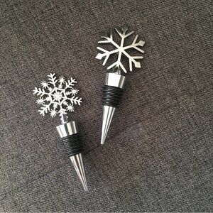 Set/2 Wine Bottle Stoppers, Silver, Snowflakes